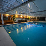 Piscina cubierta de noche